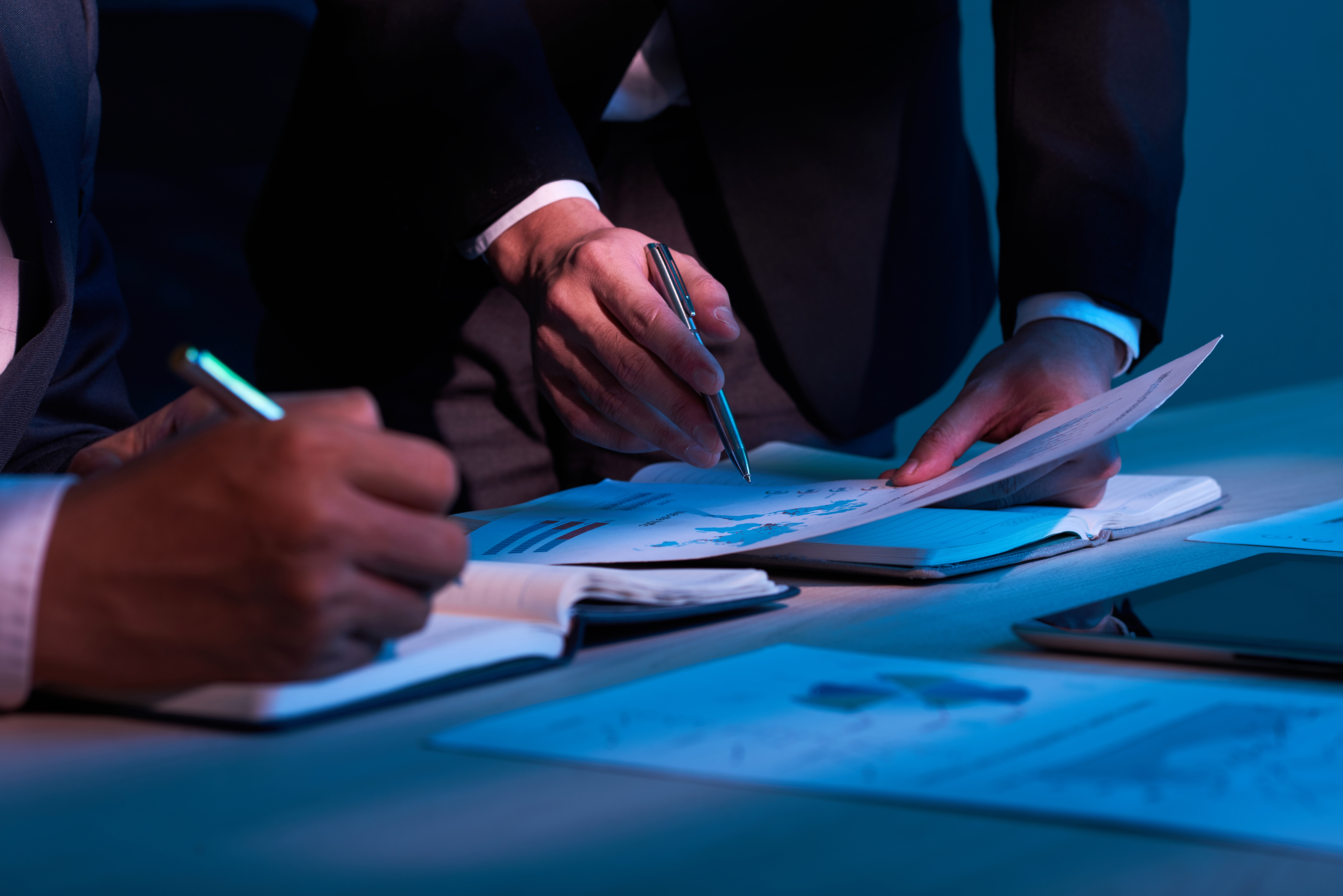 Investidores analisando relatórios financeiros